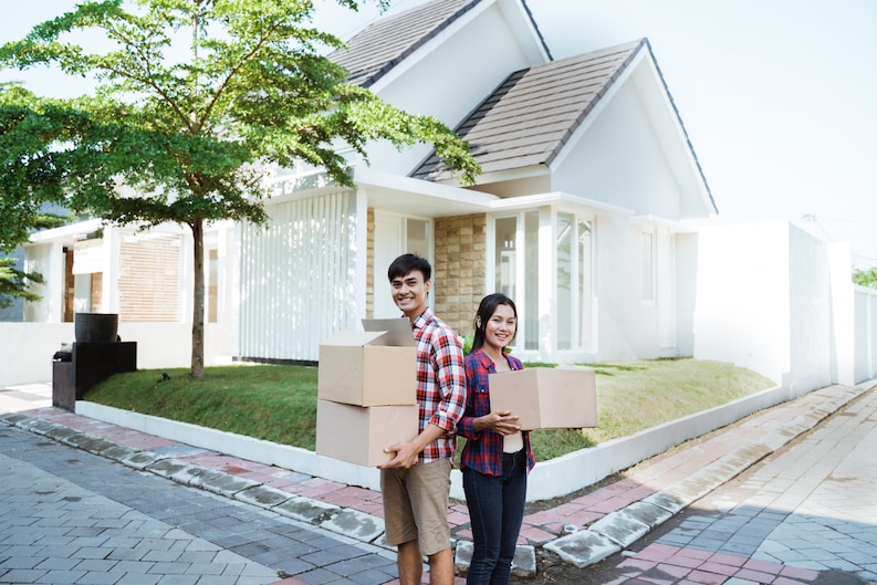 fpdl.in couple moving their new house holding cardboard box 8595 9979 medium